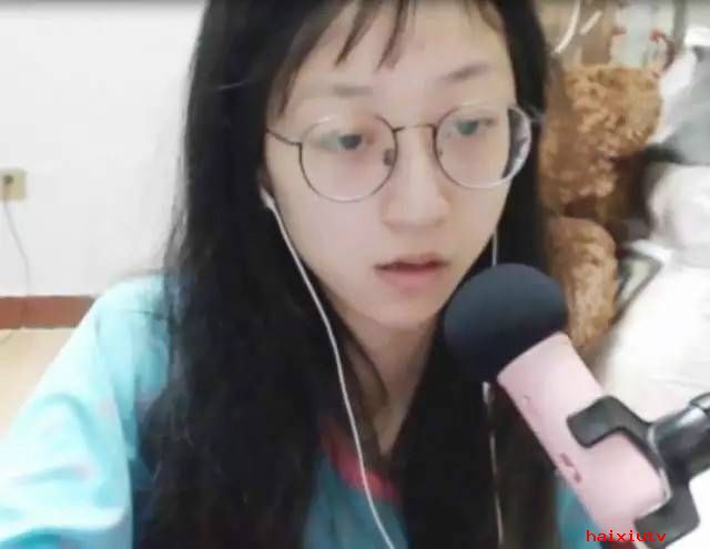 秀场直播间美女 为了刷人气直播下跪1